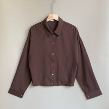 Load image into Gallery viewer, Elastic Back Hem Cropped Shirt